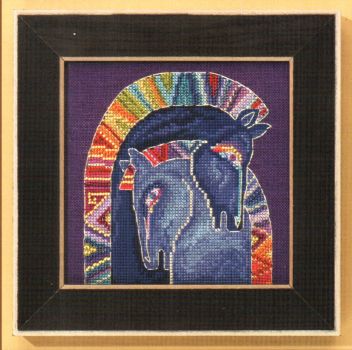 Embracing Horses LB30-1713 / Обнимающиеся лошади (на льне)